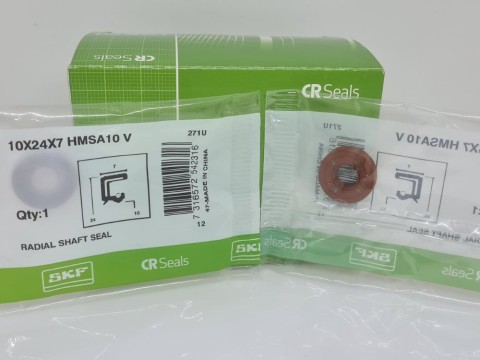 Фото1 Сальник армированный с пружинкой 10x24x7 HMSA10 V SKF